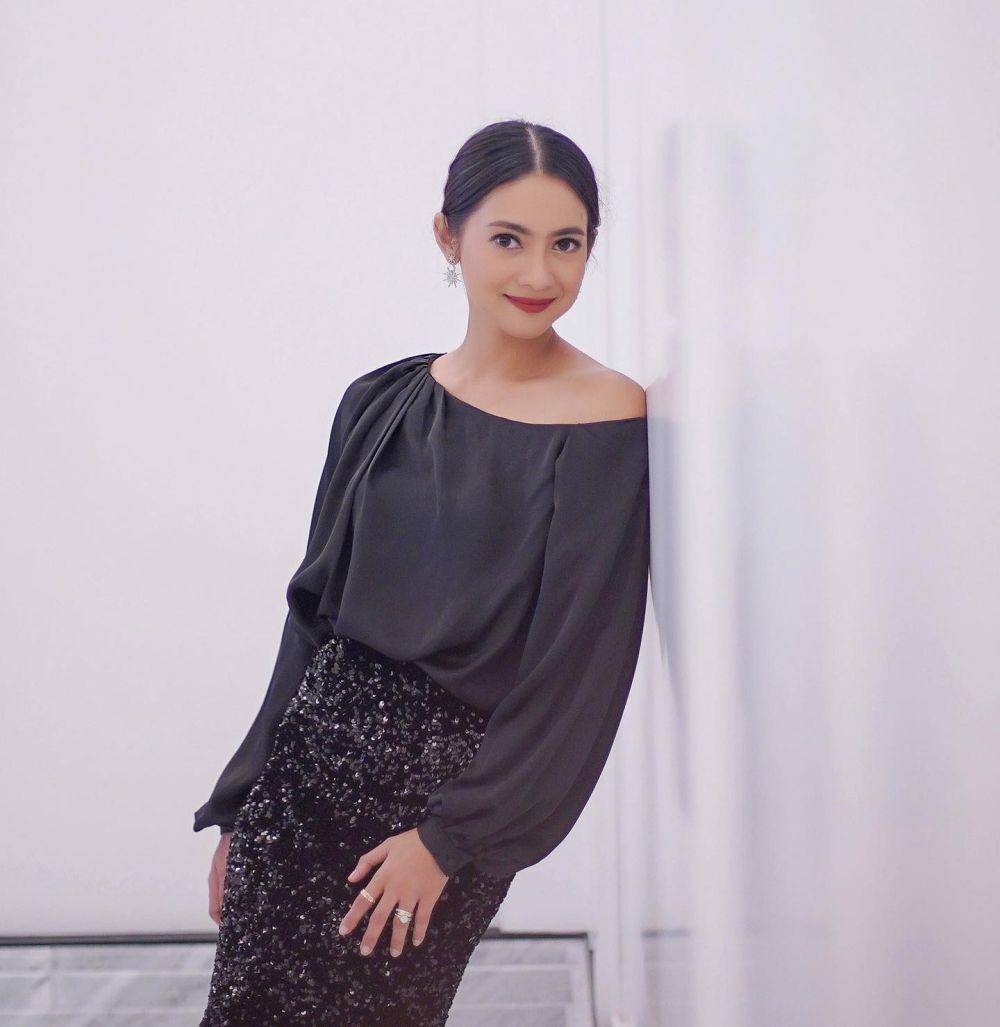 OOTD kondangan Rini Yulianti (instagram.com/riniyulianti)