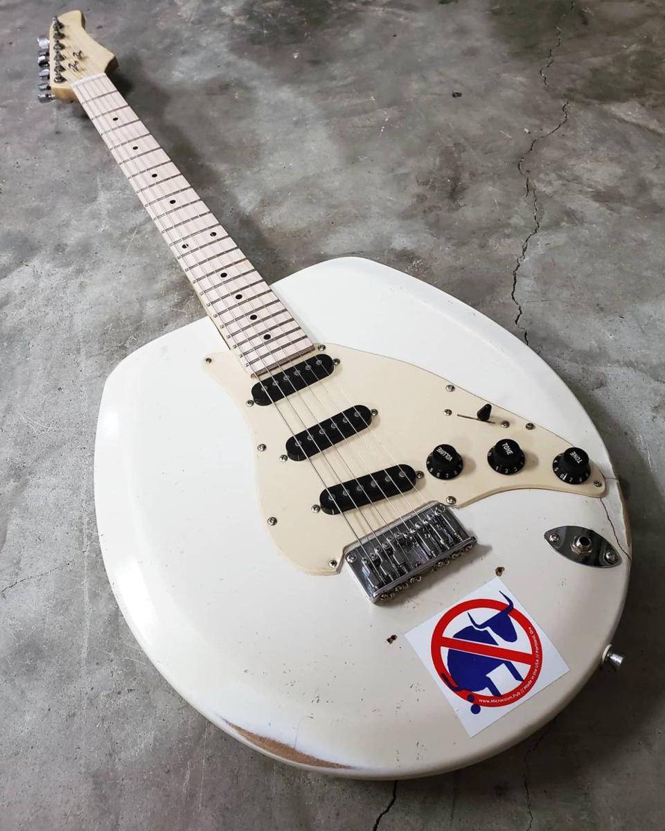 potret gitar listrik desain unik (reddit.com/user/jackxiv)