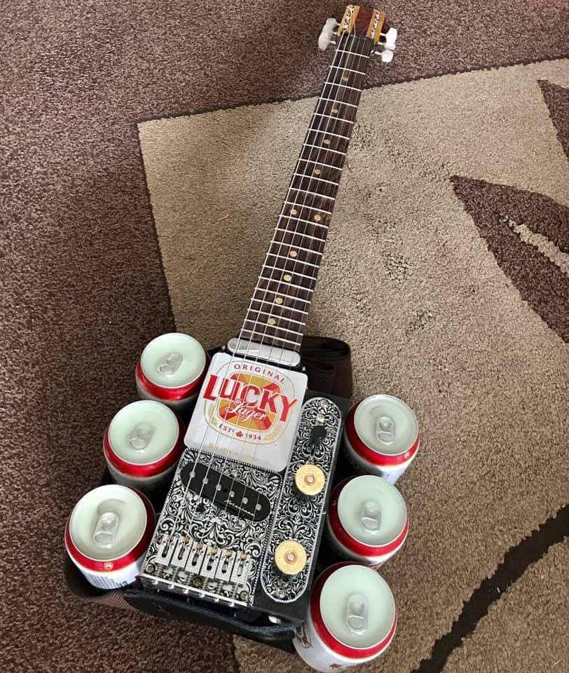 potret gitar listrik desain unik (reddit.com/user/Vocal_Parasites_Son)