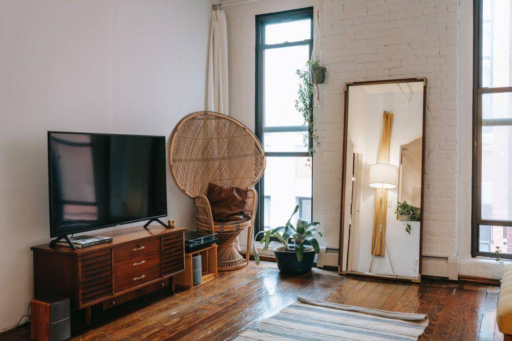TV LED yang diletakkan di atas meja lebih fleksibel untuk dipindahkan. (pexels.com/Charlotte May)