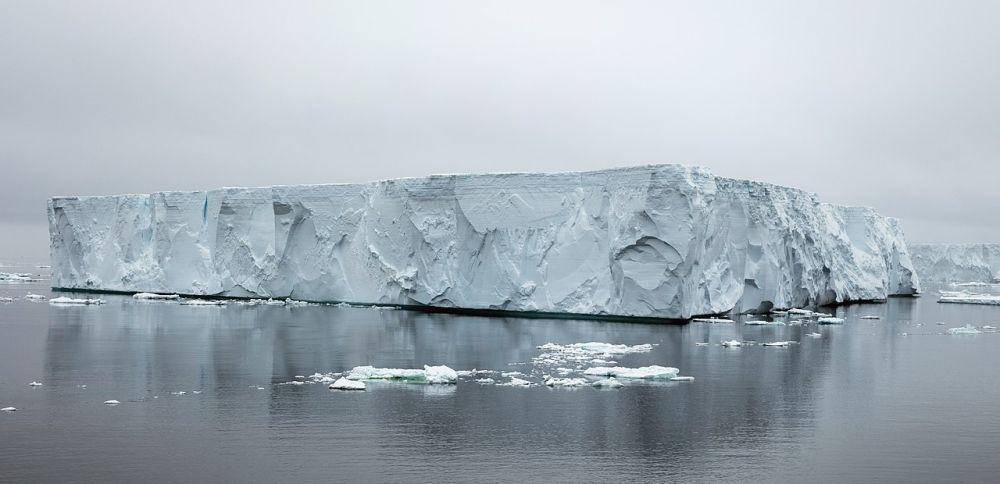potret iceberg berbentuk tabular di perairan Antartika (commons.wikimedia.org/Andrew Shiva)