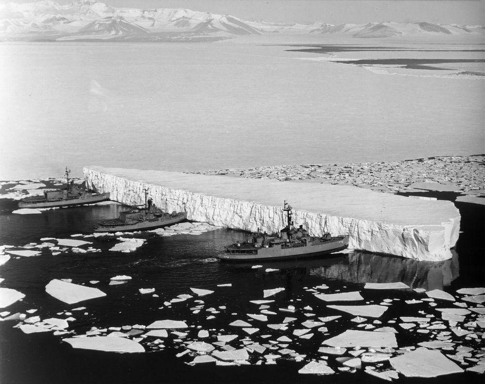 potret lawas dari tahun 1965 ketika kapal-kapal AL AS (US Navy) mendorong sebuah iceberg di perairan Antartika (commons.wikimedia.org/U.S. Navy)