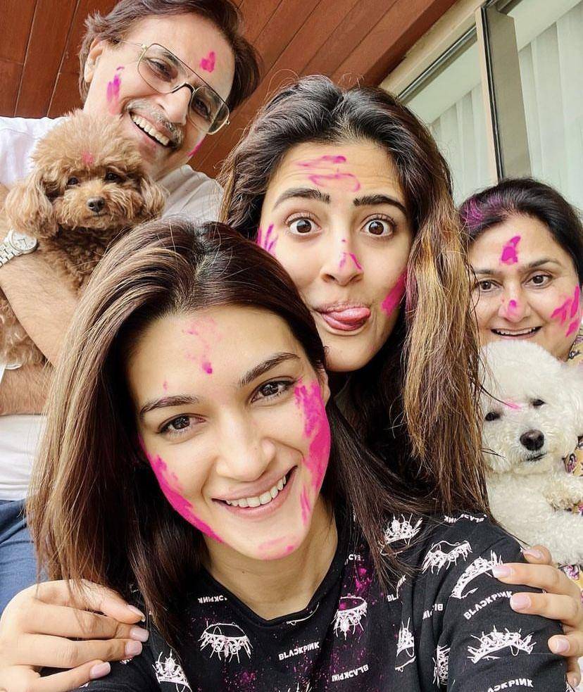 Kriti Sanon dan Nupur Sanon (instagram.com/kritisanon)