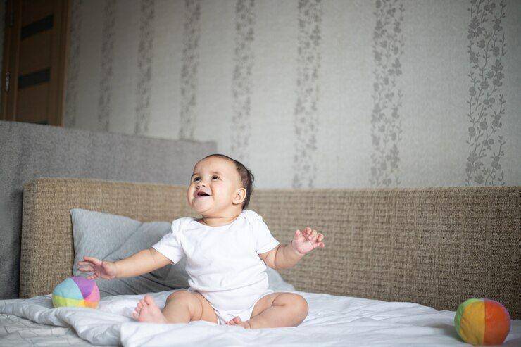 ilustrasi bayi sedang duduk (freepik.com/wirestock)