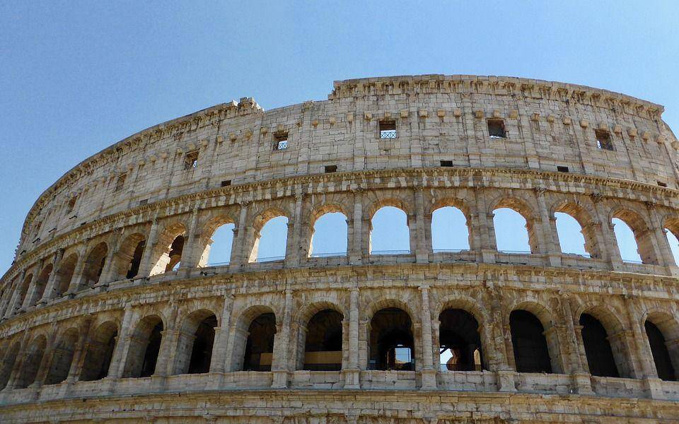 Bangunan Colloseum adalah lambang kebesaran Kekaisaran Romawi. (pixabay.com/supergingerale)