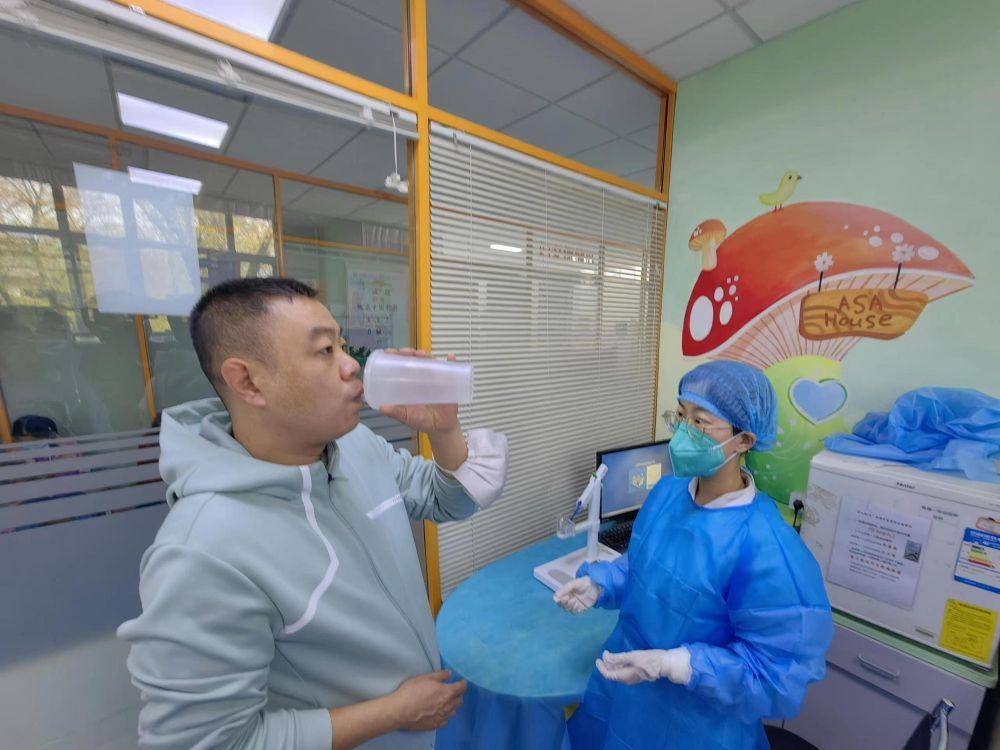 Seorang laki-laki di China menerima vaksin COVID-19 hirup Convidecia Air. (businesswire.com)