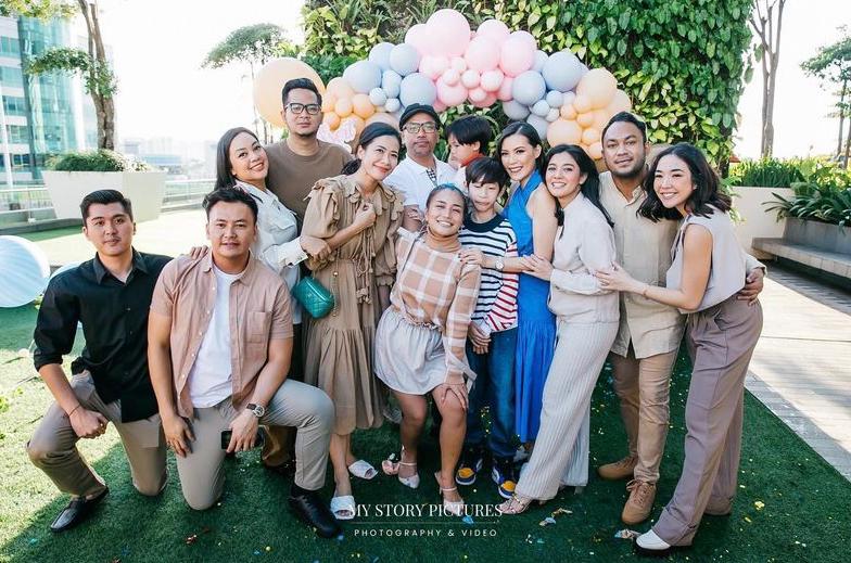 10 Momen Kejutan Ultah Viviane Simorangkir dari Sahabat, Bikin Terharu