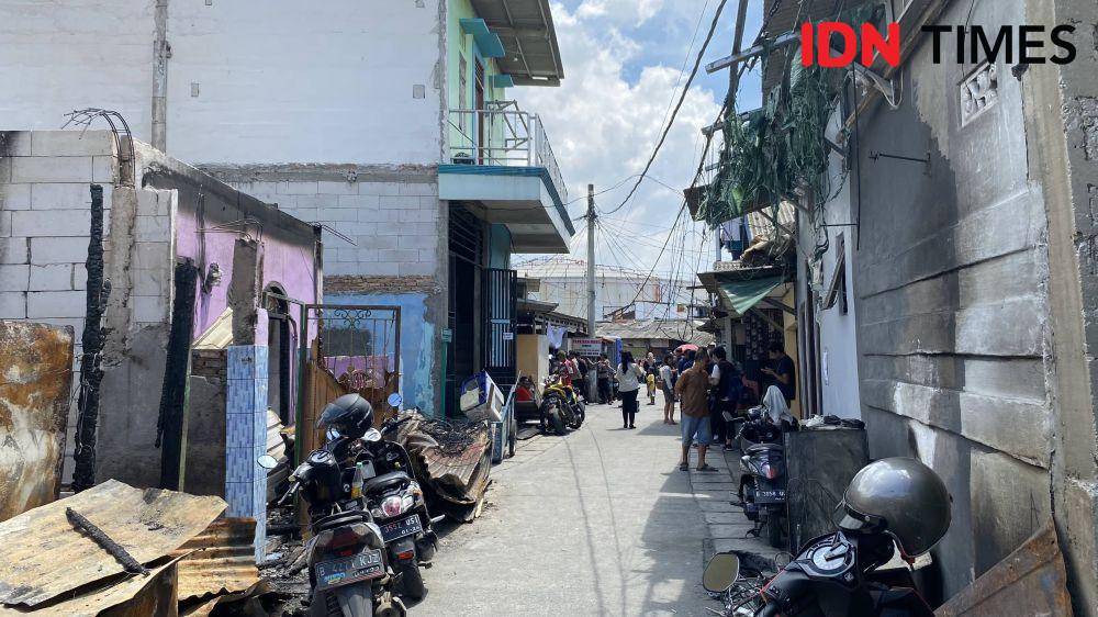 Situasi gang di menuju perkampungan warga di dekat Depo Pertamina Pelumpang. (IDN Times/Amir Faisol)