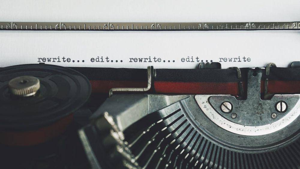 ilustrasi proses editing (pexels.com/Suzy Hazelwood)