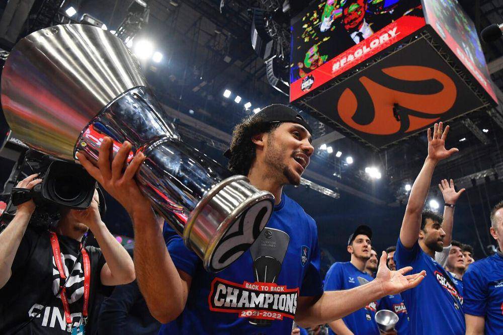 Shane Larkin dengan trofi EuroLeague (instagram.com/shanelarkin)
