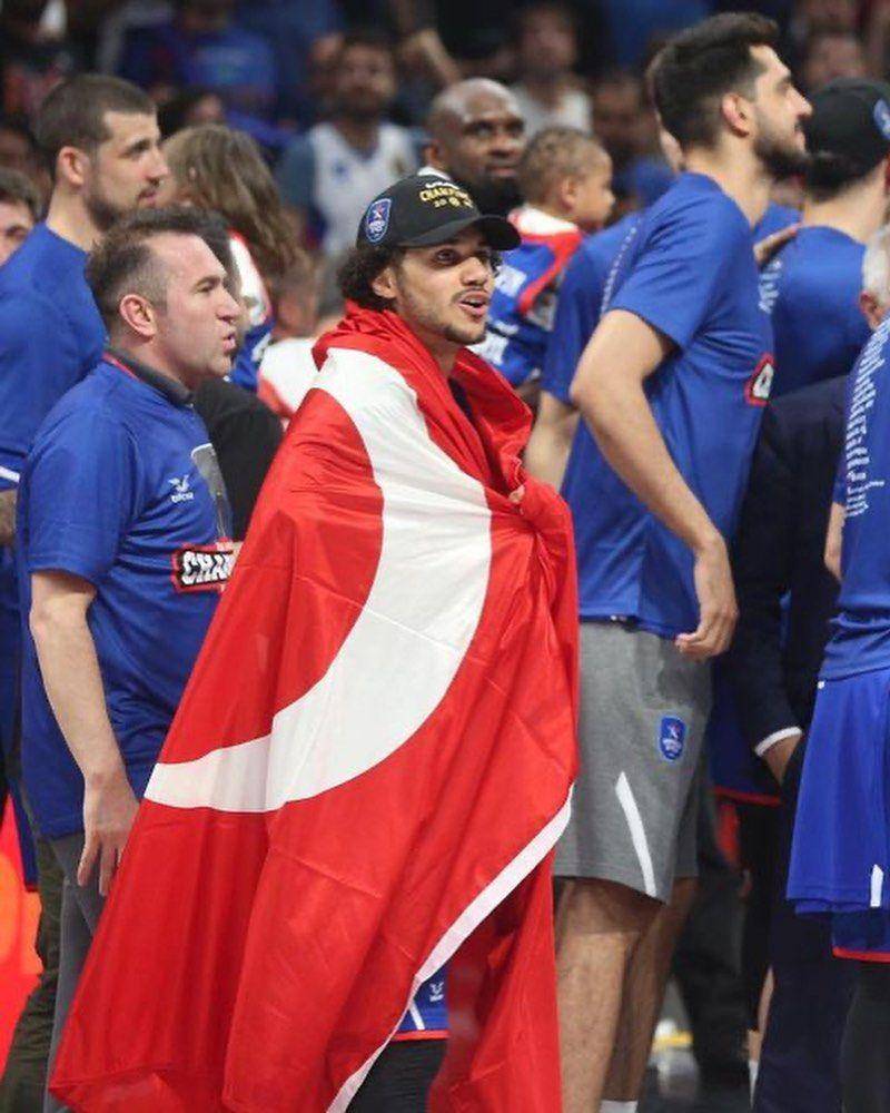 Shane Larkin dengan bendera Turki. (instagram.com/shanelarkin)