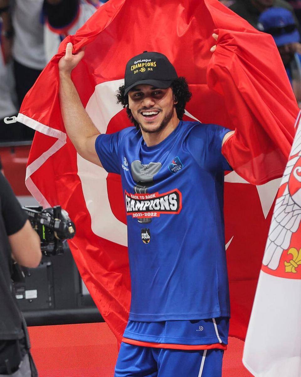 Shane Larkin dengan bendera Turki. (instagram.com/shanelarkin)