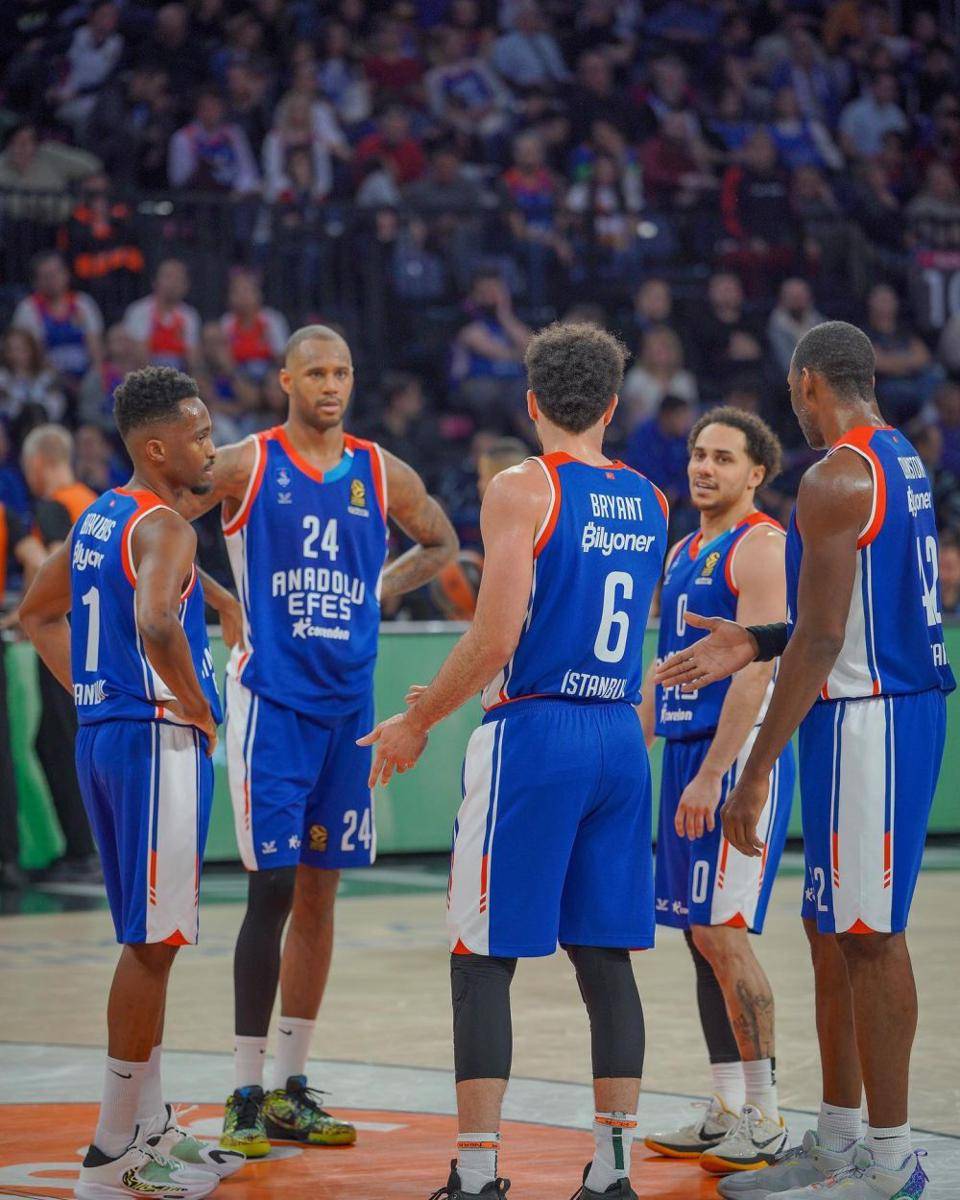 Shane Larkin saat berseragam Anadolu Efes. (instagram.com/shanelarkin)