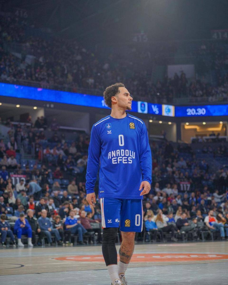 Shane Larkin saat berseragam Anadolu Efes. (instagram.com/shanelarkin)