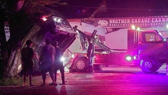 Mobil rombongan ziarah yang mengelami kecelakaan usai diserang oknum anggota perguruan silat di Trenggalek. IDN Times/ istimewa