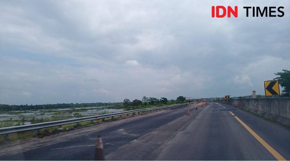 (Kondisi ruas Tol Kayuagung-Palembang yang rusak) IDN Times/Yuliani