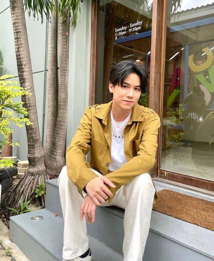 outfit boyfriend material ala Satang Kittiphop (instagram.com/satangks)