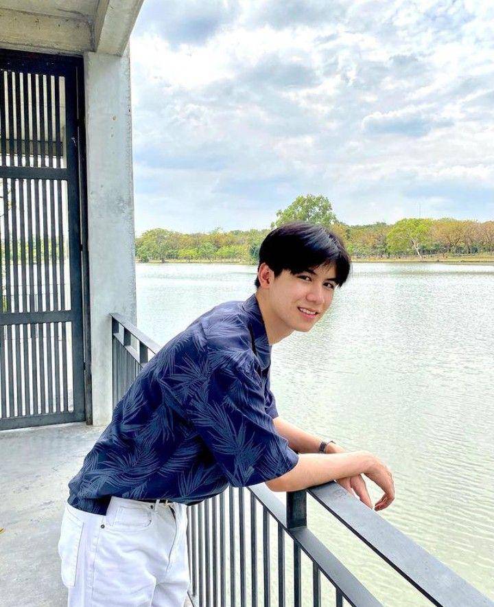 outfit boyfriend material ala Satang Kittiphop (instagram.com/satangks)