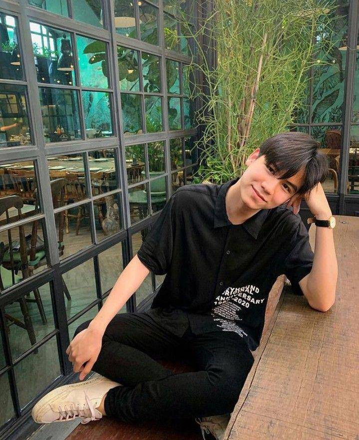 outfit boyfriend material ala Satang Kittiphop (instagram.com/satangks)