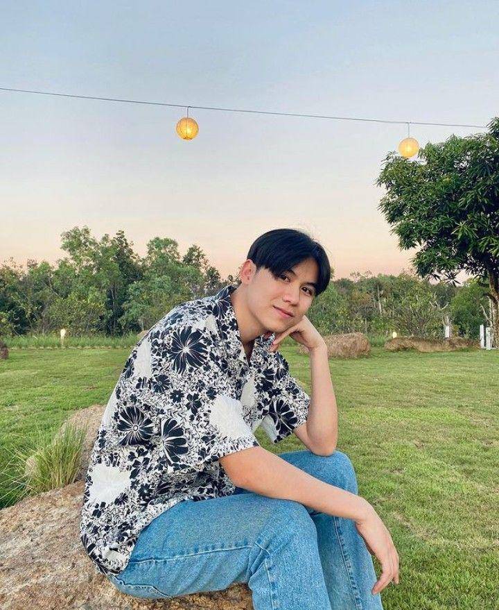 outfit boyfriend material ala Satang Kittiphop (instagram.com/satangks)
