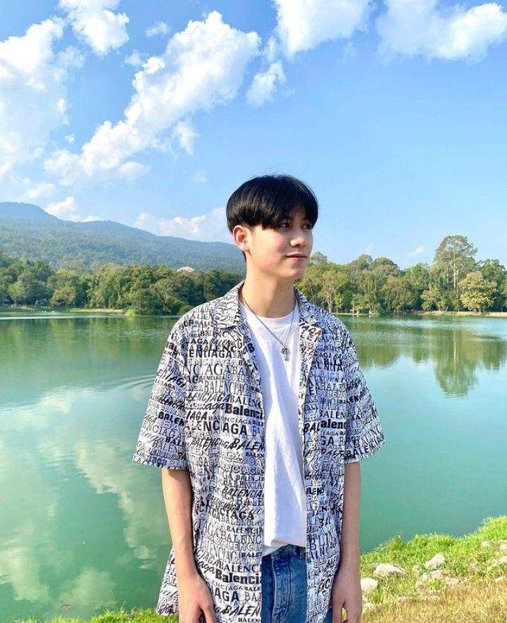 outfit boyfriend material ala Satang Kittiphop (instagram.com/satangks)