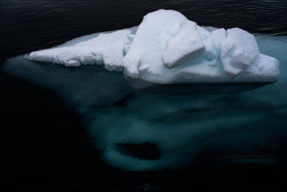 hanya sekitar 10 persen bagian iceberg yang tampak di permukaan laut (unsplash.com/James Eades)