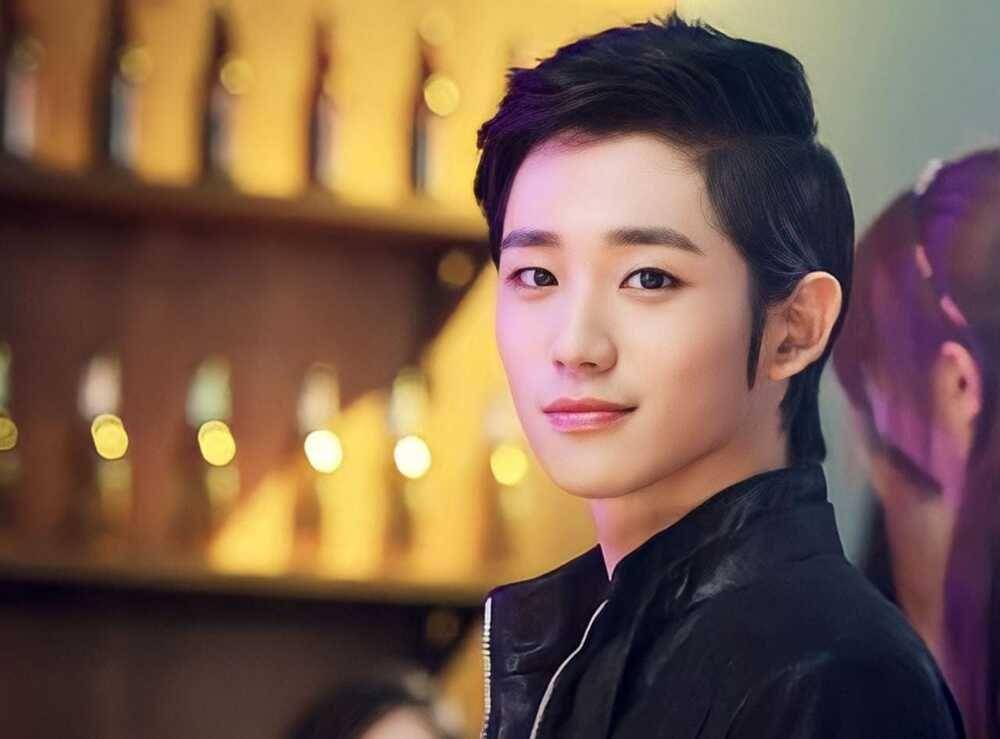 Jung Hae In di MV "Moya" dari AOA Black (youtube.com/AOA)
