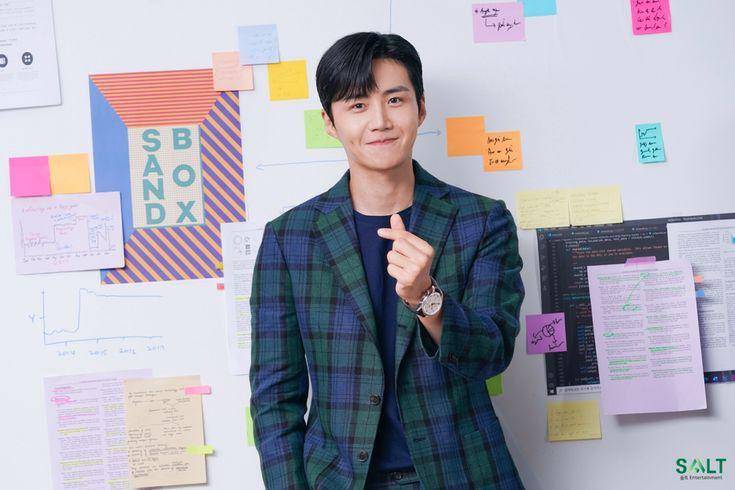 Kim Seon Ho sebagai Han Ji Pyeong dalam Start Up (https://twitter.com/kdrama_menfess)