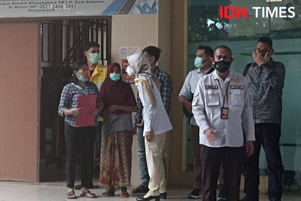 Salah satu korban kebakaran Depo Pertamina Plumpang, Koja yakni Hadi (32) dijemput sang Ibu di Rumah Sakit RS Polri, Jakarta Timur Selasa (7/3/2023). (IDNTimes/Lia Hutasoit)