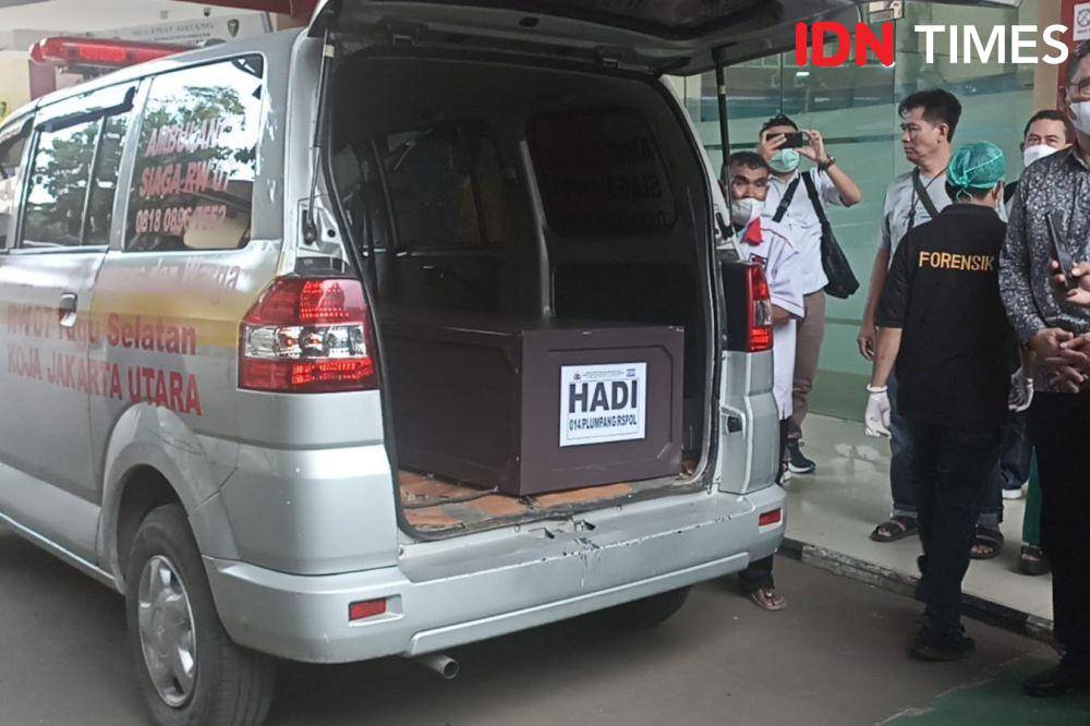 Salah satu korban kebakaran Depo Pertamina Plumpang, Koja yakni Hadi (32) dijemput sang Ibu di Rumah Sakit RS Polri, Jakarta Timur Selasa (7/3/2023). (IDNTimes/Lia Hutasoit)