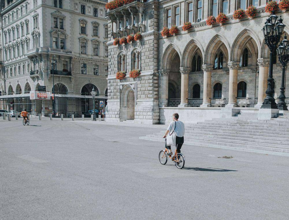 ilustrasi bersepeda di Austria (unsplash.com/Sandro Gonzalez)