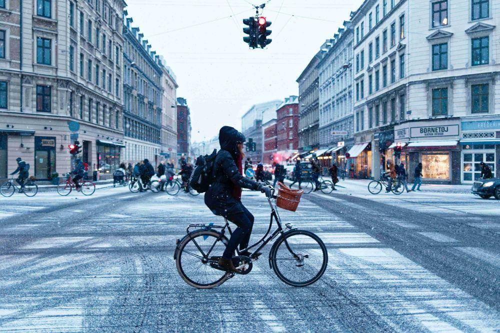 ilustrasi bersepeda di Denmark (unsplash.com/Max Adulyanukosol)
