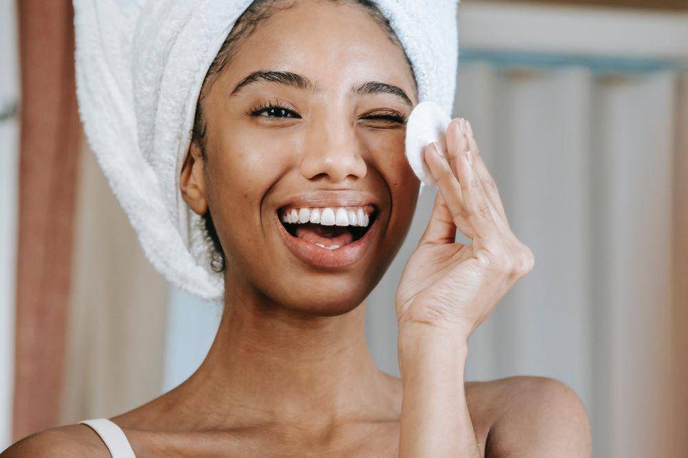ilustrasi menggunakan eye makeup remover (pexels.com/Sora Shimazaki)