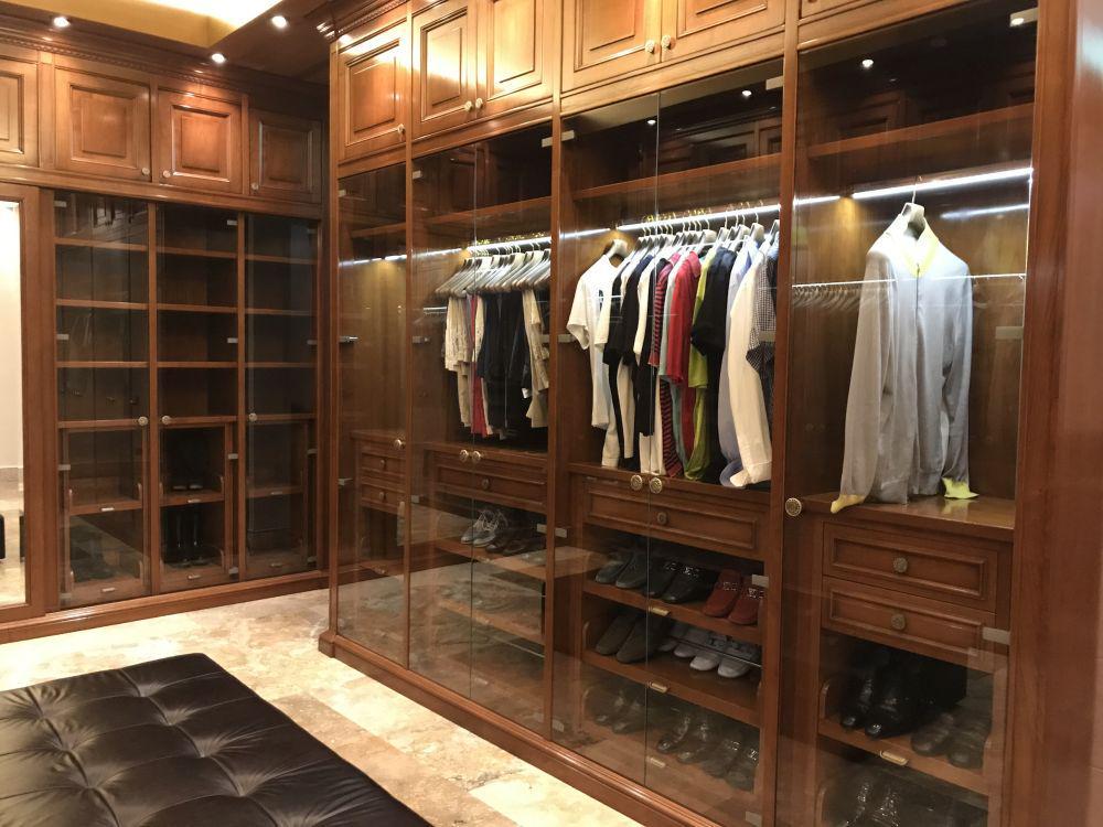 ilustrasi walk in closet (unsplash.com/@paseidon72)