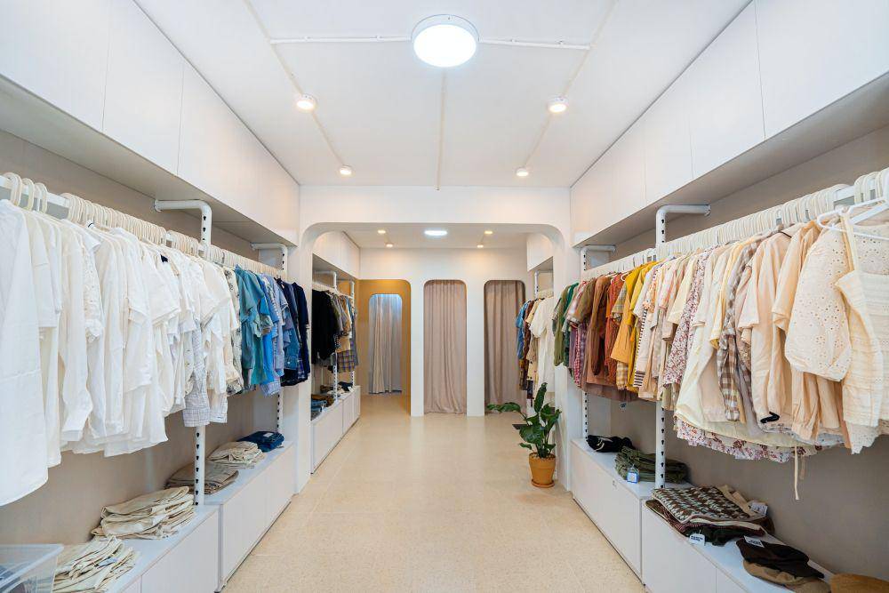 ilustrasi walk in closet (unsplash.com/@huutin23)