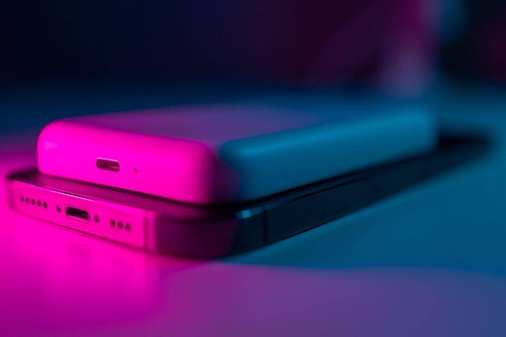 ilustrasi powerbank (unsplash.com/@16bitspixelz)