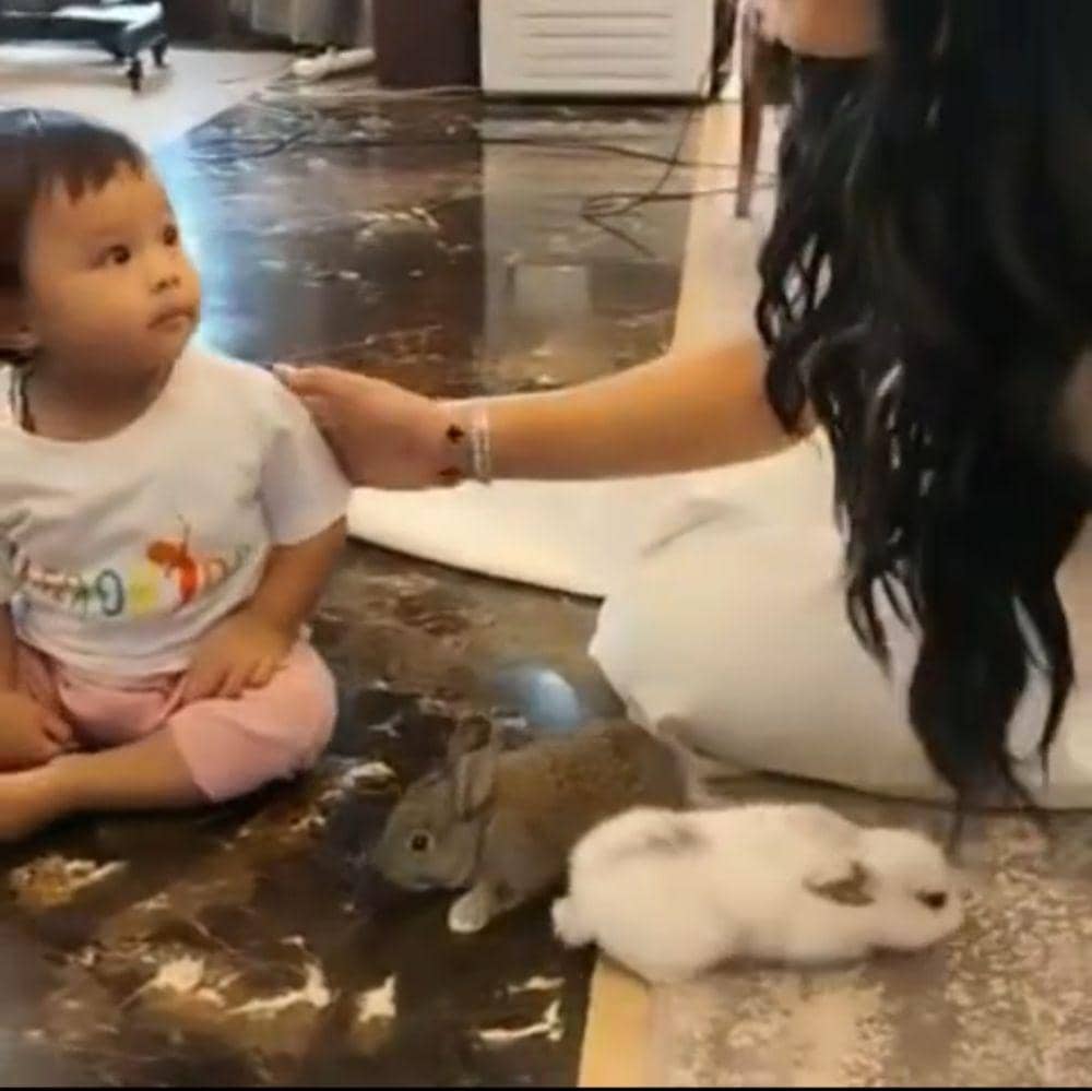 Krisdayanti saat momong Ameena (instagram.com/krisdayantilemos)