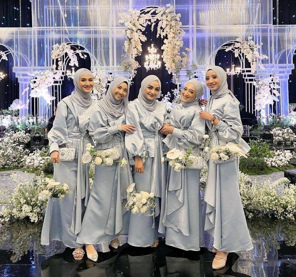 Gaya bridesmaid tema abu-abu (instagram.com/antikarifani)
