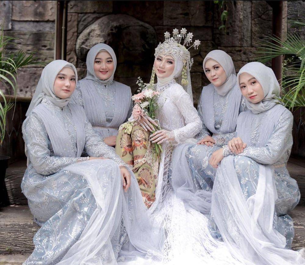 Gaya bridesmaid tema abu-abu (instagram.com/antikarifani)