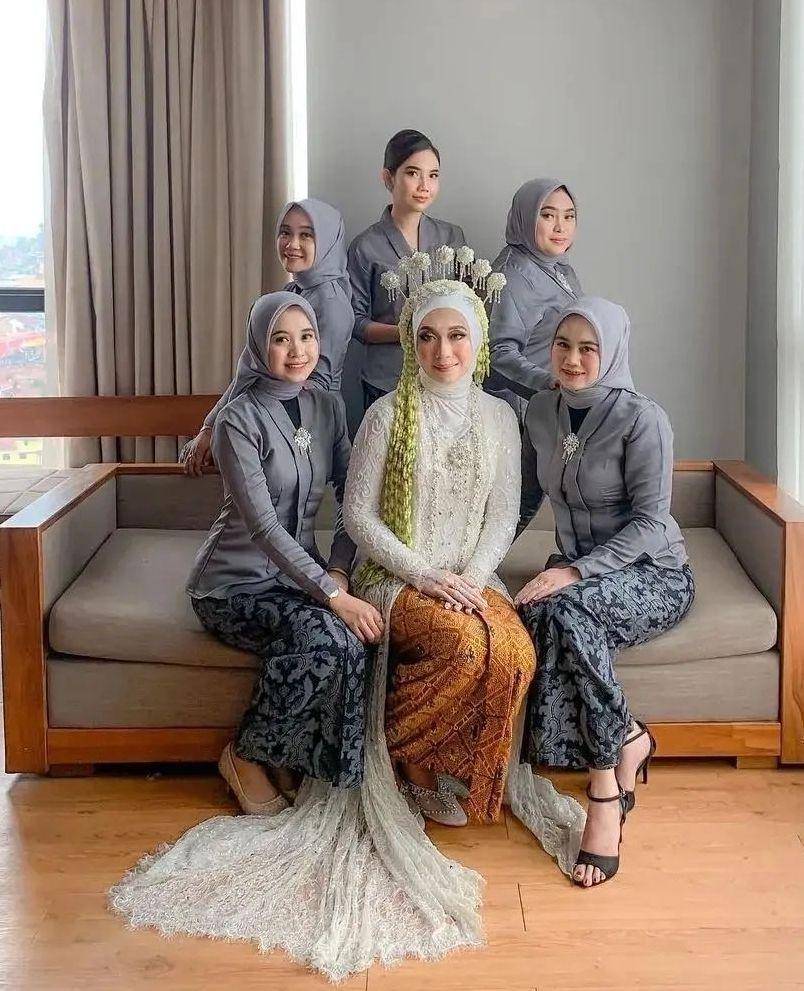 Gaya bridesmaid tema abu-abu (instagram.com/kondanganootd)