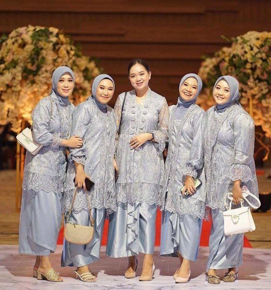 Gaya bridesmaid tema abu-abu (instagram.com/kondanganootd)