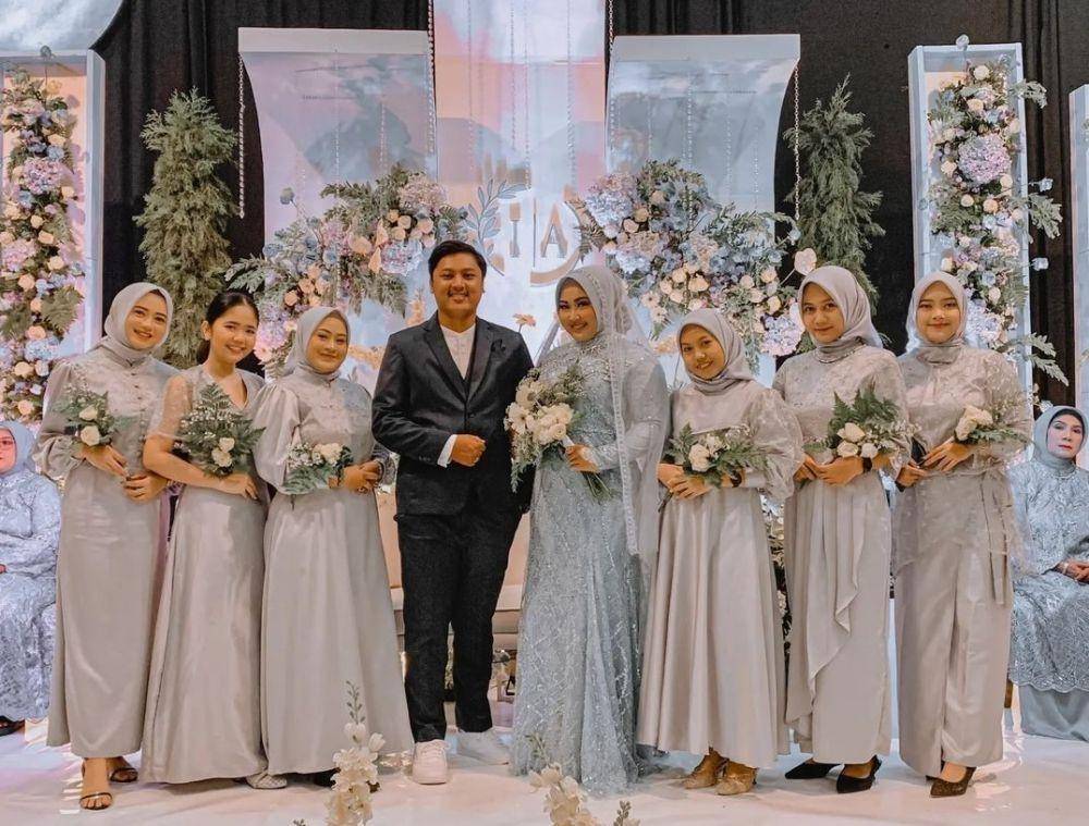 Gaya bridesmaid tema abu-abu (instagram.com/bridesmaid outfit)