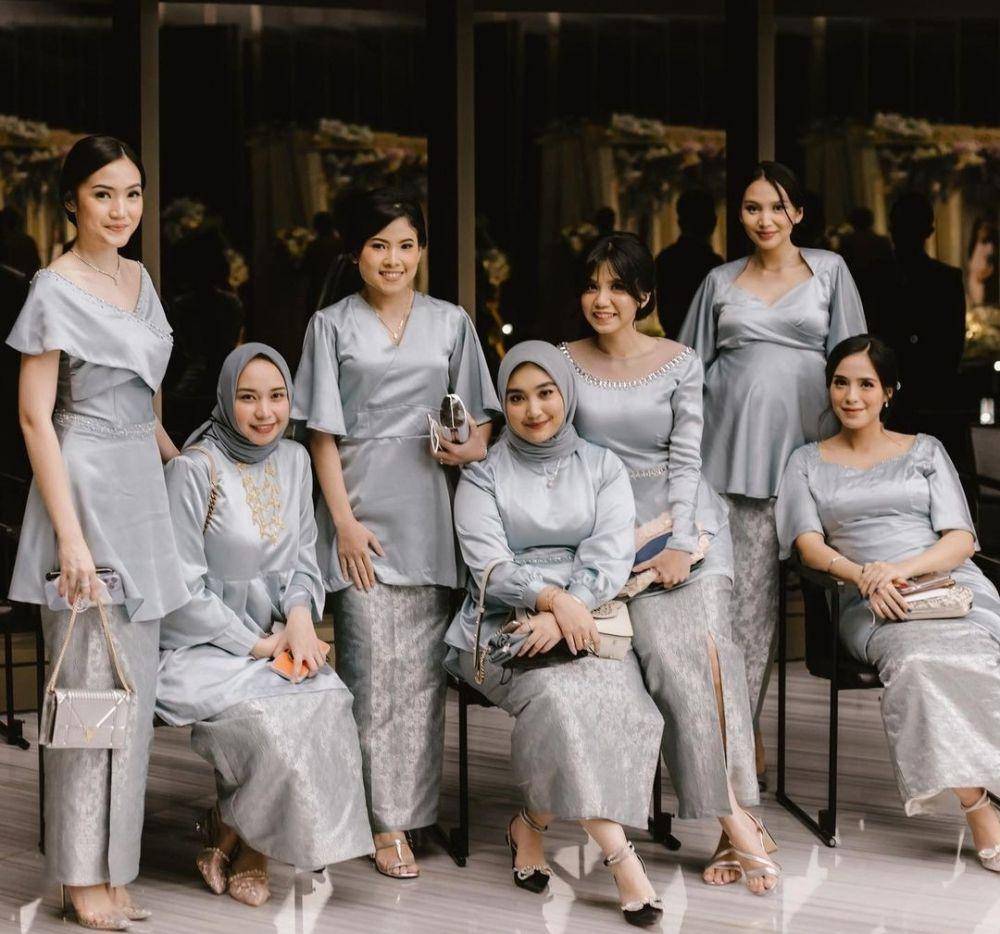 Gaya bridesmaid tema abu-abu (instagram.com/bridesmaidoutfit)