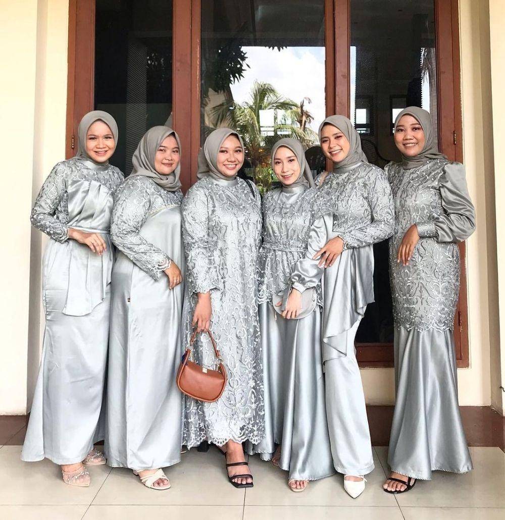 Gaya bridesmaid tema abu-abu (instagram.com/bridesmaidoutfit)