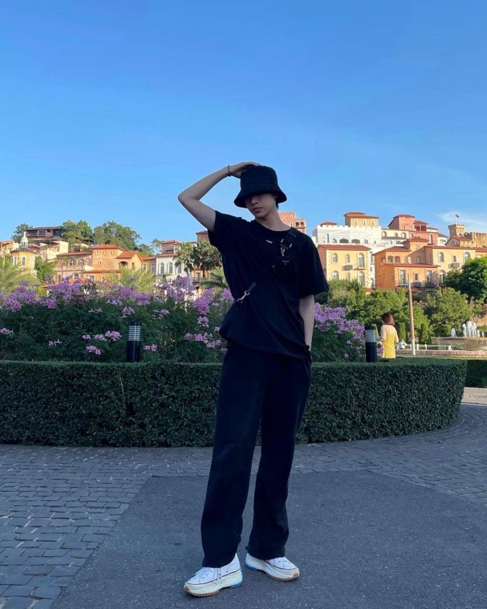 Mix and match outfit ala Noeul Nuttarat (instagram.com/noeullee_)