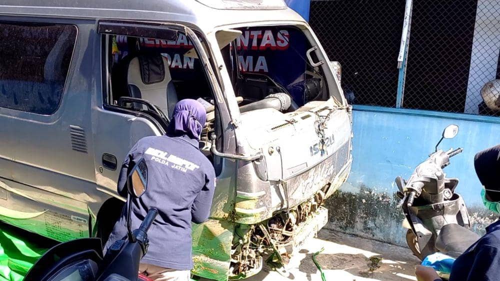 Mobil rombongan ziarah yang mengelami kecelakaan usai diserang oknum anggota perguruan silat di Trenggalek. IDN Times/ istimewa