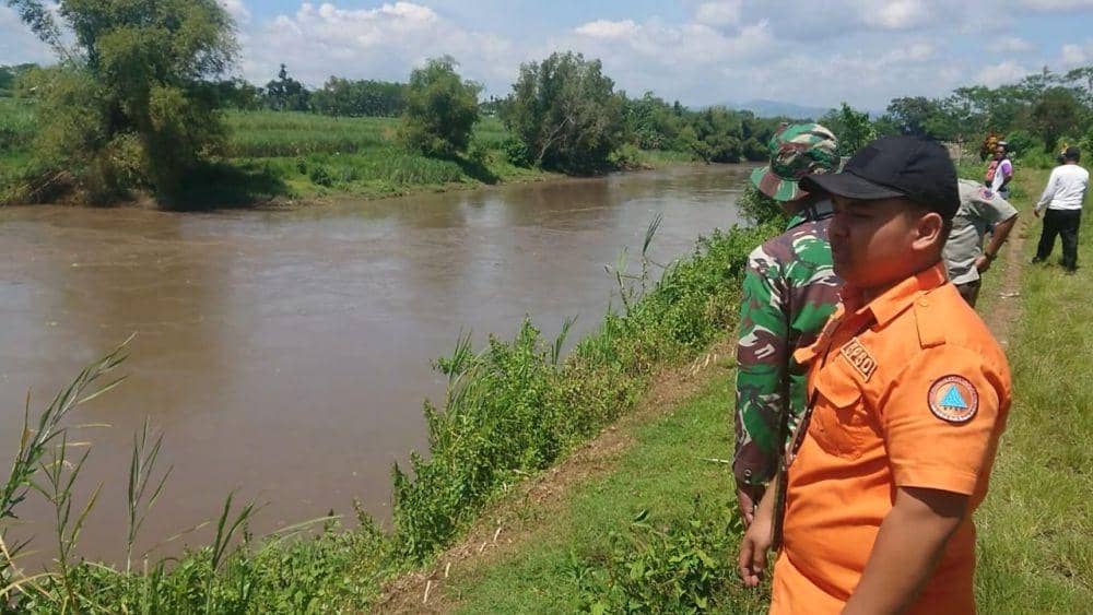 Petugas lakukan pencarian korban hilang di sungai. IDN Times/ Bramanta Pamungkas