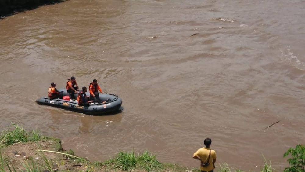 Petugas lakukan pencarian korban hilang di sungai. IDN Times/ Bramanta Pamungkas