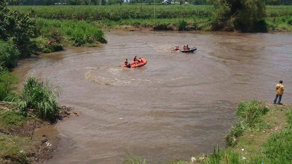 Petugas lakukan pencarian korban hilang di sungai. IDN Times/ Bramanta Pamungkas
