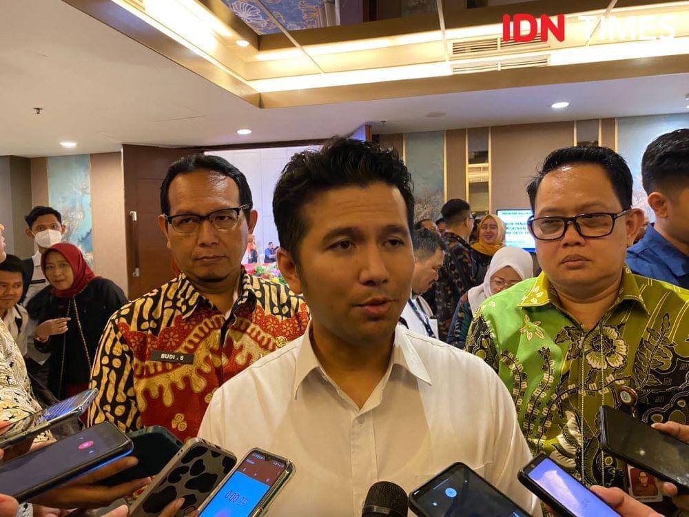 Wakil Gubernur Jatim, Emil Elestianto Dardak diwawancara usai rakor terkait dana desa. IDN Times/Ardiansyah Fajar.